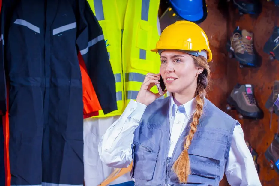 Online marketing agency result: worker in safety gear taking a customer call