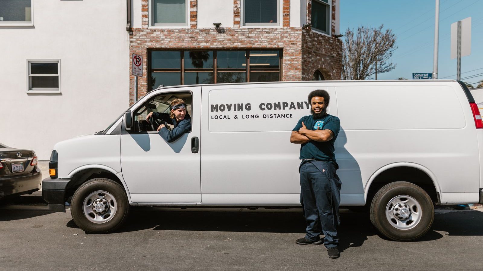 Moving company SEO: mover standing beside a white moving company van